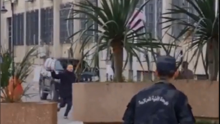 الشرطة التونسية تطلق النار على شاب (طالب) متطرف يحمل ساطورا ويحاول اقتحام مقر وزارة الداخلية/ فيديو