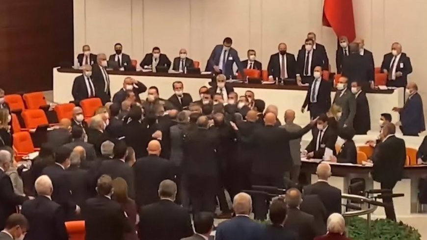 عراك بالأيدي بين أعضاء مجلس النواب التركي جراء توجيه اتهام لوزير الداخلية بمحاباة عصابات غسيل الاموال/ فيديو