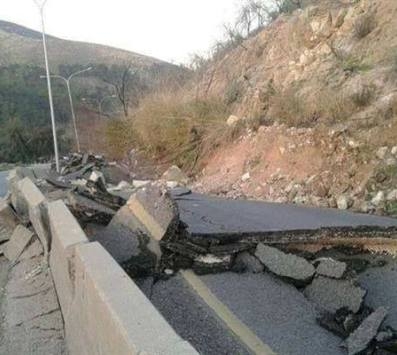 انهيار جبلي يقطع الطريق الرئيسي بين عمان واربد