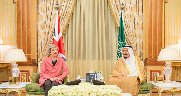 رئيسة وزراء بريطانيا ترفض ارتداء الحجاب عند لقاء الملك السعودي