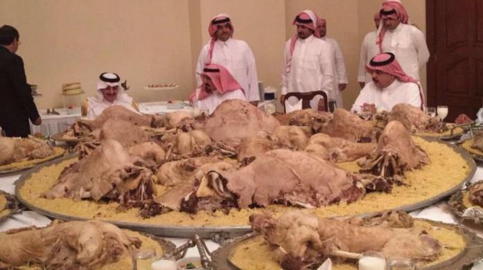 سفيه سعودي يقيم تكريماً لاحد الامراء وليمة تكفي لاشباع قبيلة