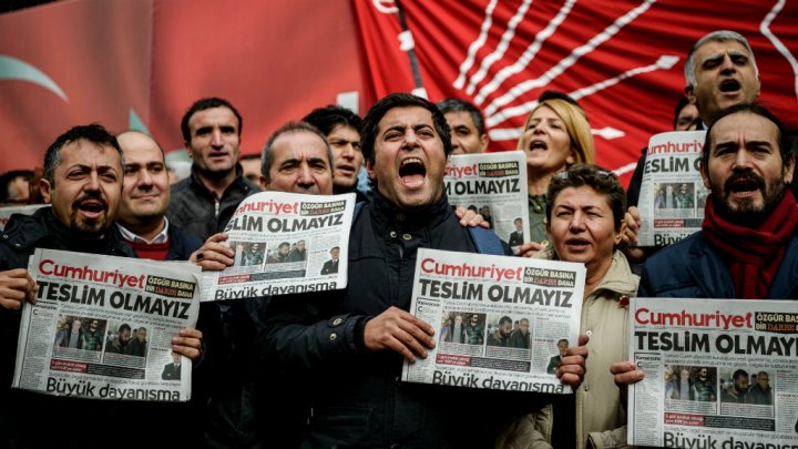 عقوبات قاسية بحق صحافيين أتراك لانهم كشفوا تسليح إردوغان للارهابيين في سوريا