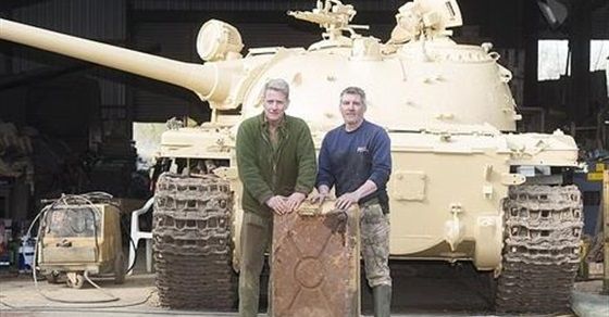  تاجر خردة بريطاني يعثر على كنز ذهبي في دبابة عراقية قديمة
