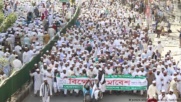 مظاهرات صاخبة في بنغلادش للمطالبة بهدم تمثال !!
