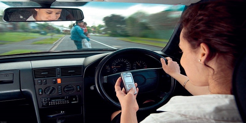 الهواتف الذكية تضاعف اعداد واخطار الحوادث المرورية