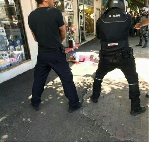 الجنود الصهاينة يجرحون شابا فلسطينيا بدعوى طعنه شرطيا اسرائيليا