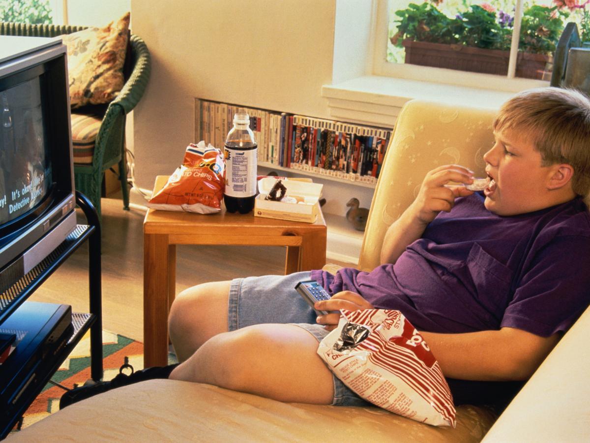 تناول الطعام أثناء مشاهدة التلفزيون يضعف الايض ويضاعف السمنة