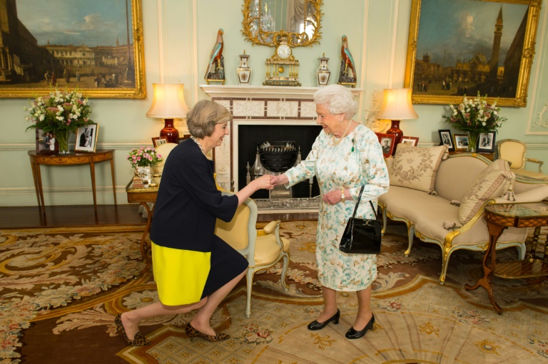 الملكة تكلف تيريزا ماي بتشكيل حكومة جديدة تحفظ الامن البريطاني
