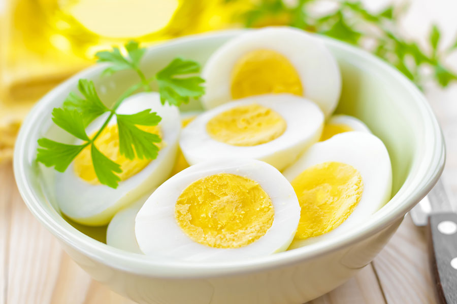 تناول البيض يومياً يساهم في نمو الاطفال وزيادة طولهم