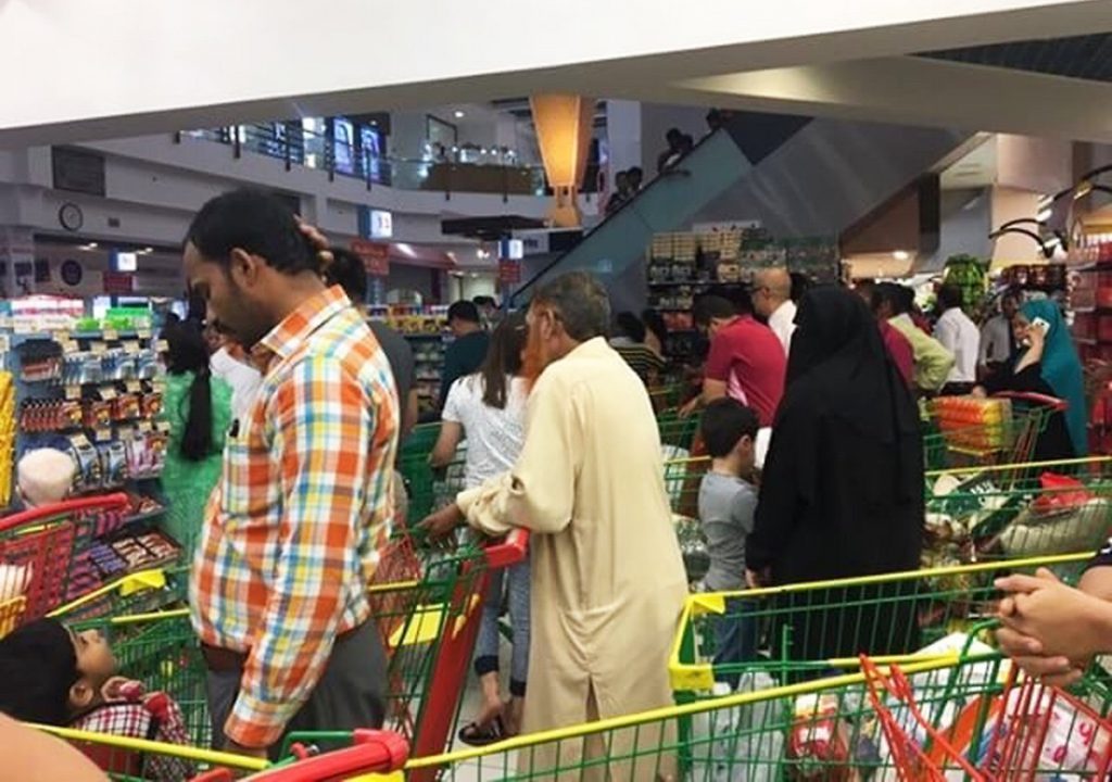 طوابير طويلة امام مراكز التسوق الرئيسية في الدوحة