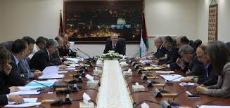 حكومة عباس ترتكب مجزرة ادارية بحق 6 آلاف موظف في غزة