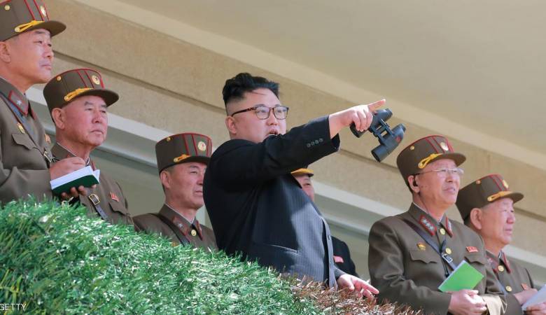زعيم كوريا الشمالية يهدي صاروخاً لابناء الزنا الامريكان في عيد استقلالهم