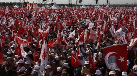 تجمع شعبي حاشد في اسطنبول احتجاجاً على حكم الرجل الواحد