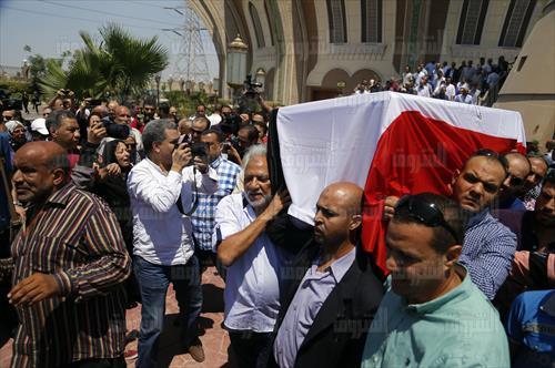 كبار المثقفين والفنانين المصريين  يشاركون في تشييع جثمان محفوظ عبدالرحمن