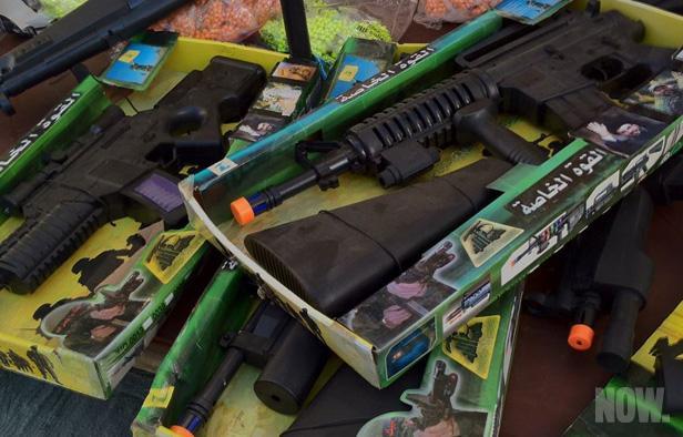 الجيش الذي لا يقهر يصادر اسلحة الاطفال البلاستيكية في جنين !!