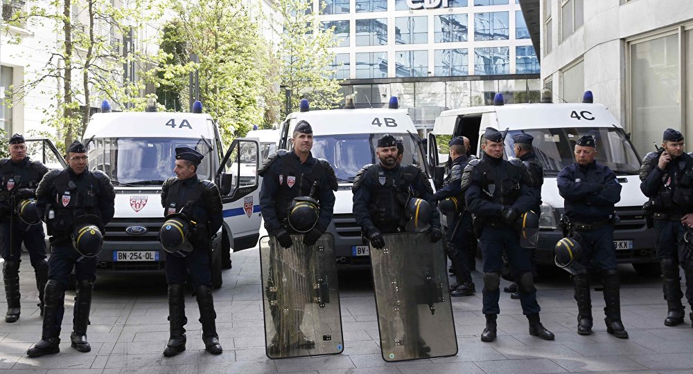 فرنسا تقف على قدم واحدة بعدما احبطت ٩ مخططات ارهابية