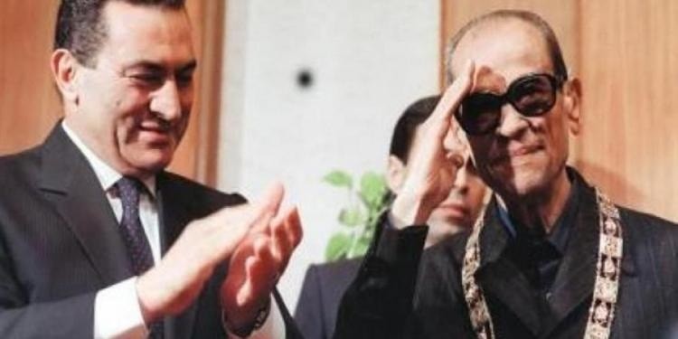 مبارك الغشاش في السياسة يغش قلادة النيل التي منحها لنجيب محفوظ