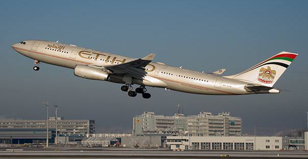 طائرة اماراتية تهبط في الكويت بسلام رغم وفاة الطيار
