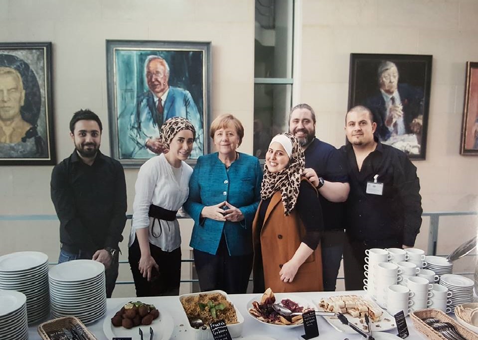 لاجئة سورية لالمانيا تحظى بشهرة واسعة على طبق من الشاورما