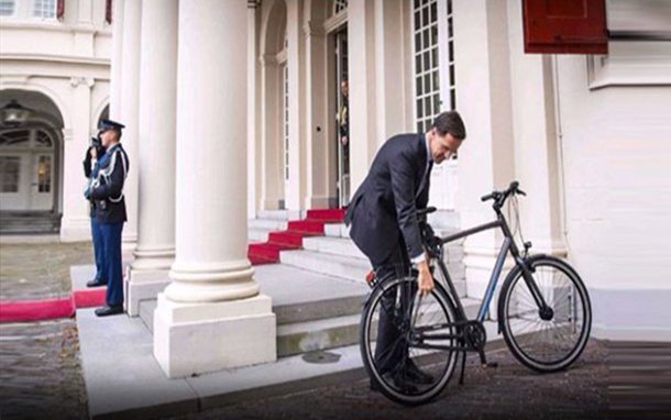 رئيس الوزراء في هولندا- وليس الاردن- يتنقل بالدراجة الهوائية