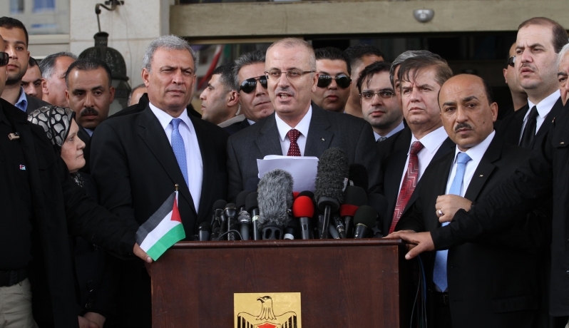 رئيس وزراء السلطة يعلن بدء تسلم كافة المسؤوليات بقطاع غزة