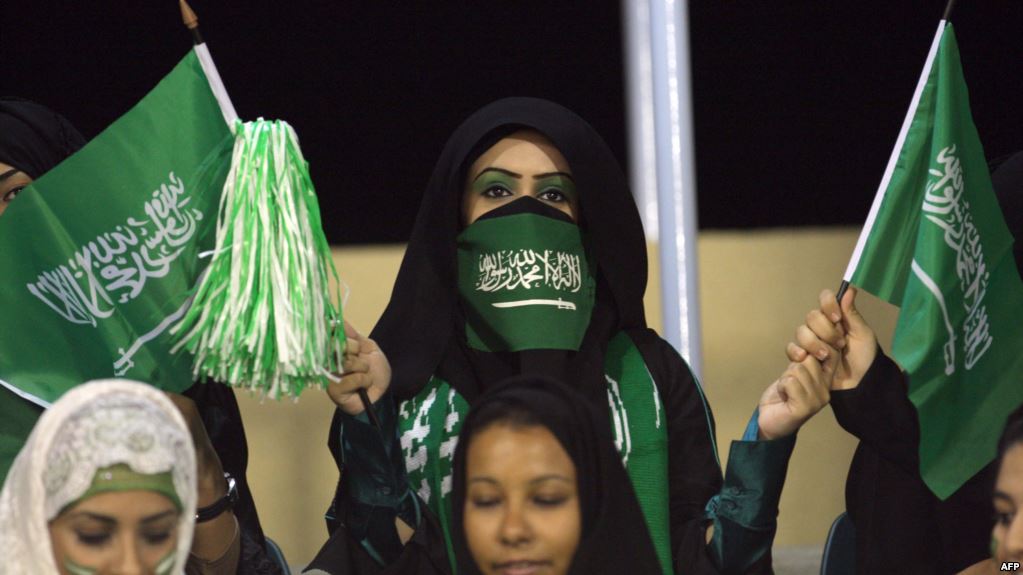 طرح عباءات نسائية للمشجعات السعوديات تتناسب مع ألوان الأندية