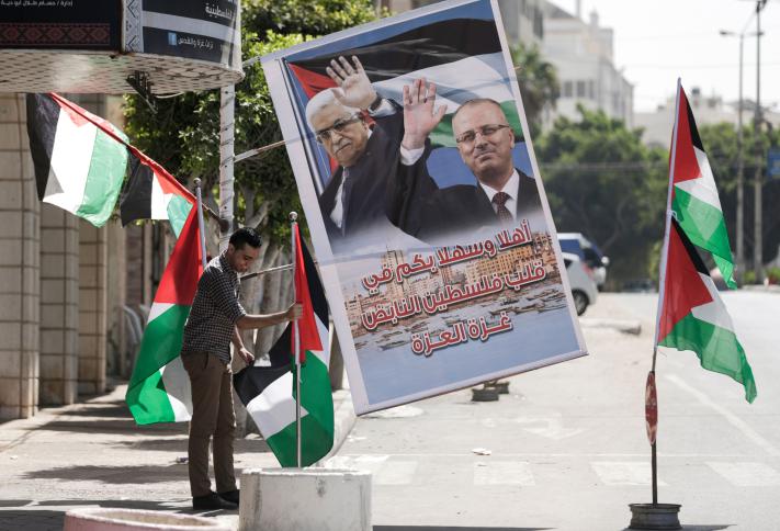 ابناء غزة يتجمعون عند معبر بيت حانون لاستقبال حكومة الحمدالله