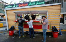 خريجون جامعيون يحولون الشاحنات الى مطاعم متنقلة في بغداد