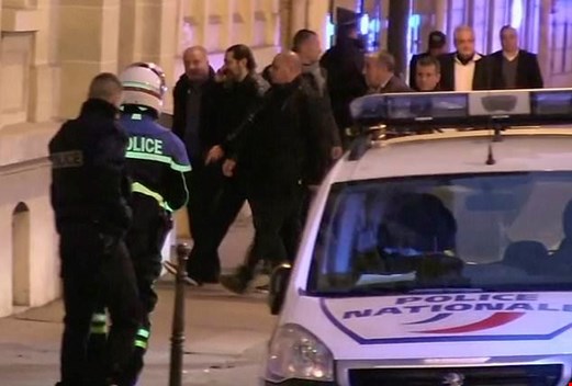  اخيراً وصل سعد الحريري الى باريس اليوم بعد اطلاق سراحه 