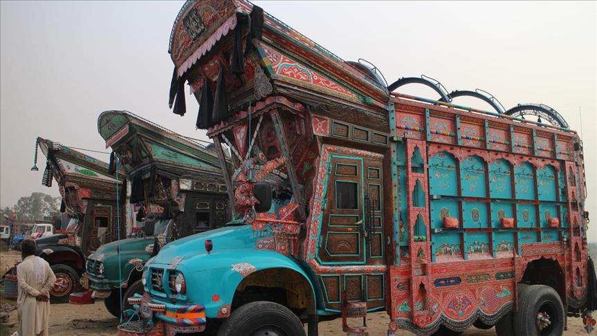 لاعتقادهم انها تجلب الحظ.. باكستانيون يحولون شاحناتهم للوحات فنية