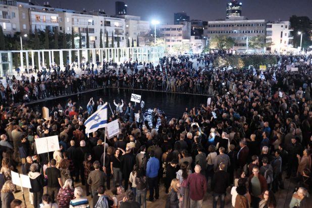 آلاف الصهاينة يتظاهرون تنديداً بفساد نتنياهو بينما يحتضنه حكام العرب