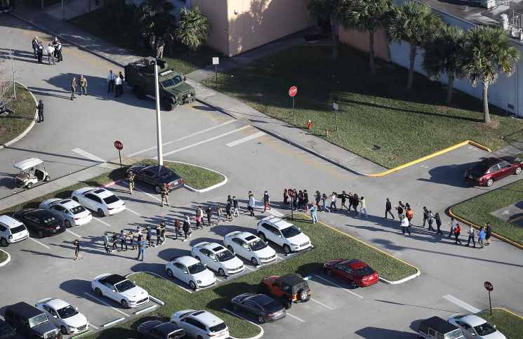جنون القتل الامريكي يحصد 17 تلميذاً بولاية فلوريدا