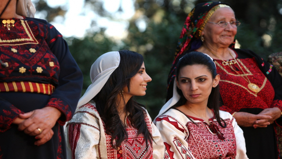 الثوب الفلسطيني يستعير تطريزاته من التاريخ والوانه من قوس قزح