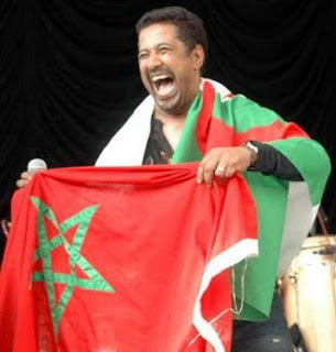 المطرب الجزائري الشاب خالد يرفع العلم المغربي لان البلدين شقيقان