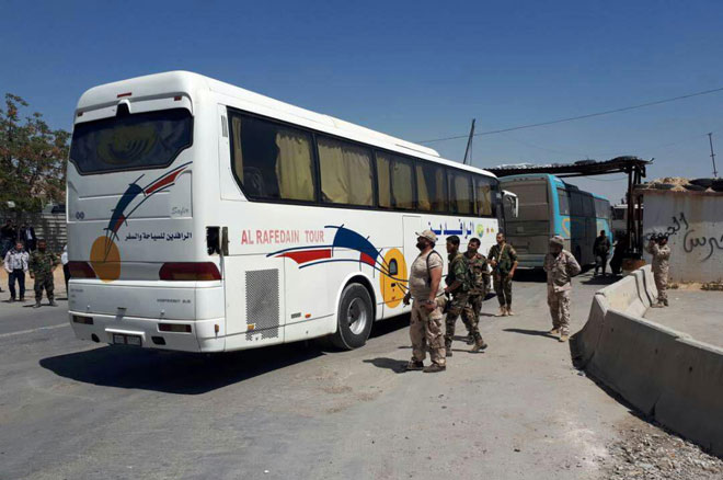 دفعة حافلات تغادر دوما حاملة عدداً من إرهابيي جيش الإسلام وعائلاتهم