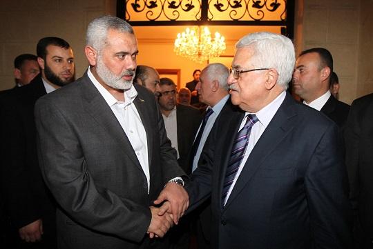 بطلب من حركة حماس.. لقاء وشيك بين عباس وهنية في تركيا