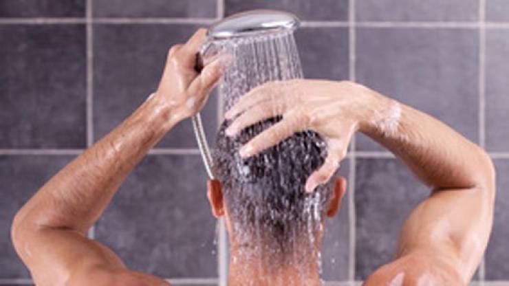 تجنبوا كثرة الاستحمام لانها ضارة بالجلد ومنشطة للبكتيريا المعادية