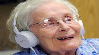 الموسيقى تنشط الذاكرة وتفيد المسنين في تأخير مرض الزهايمر