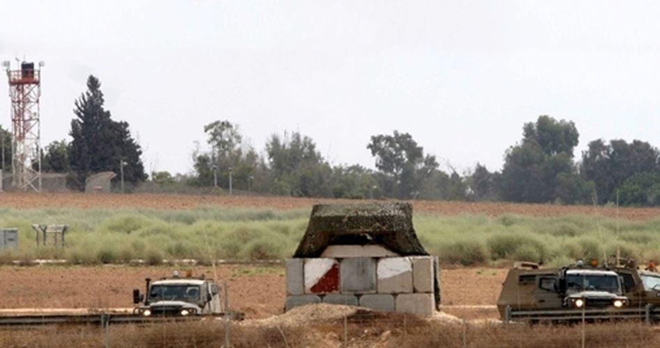 شبان فلسطينيون يقتحمون موقعًا عسكريًّا إسرائيليًّا ويُحرقونه شرق غزة