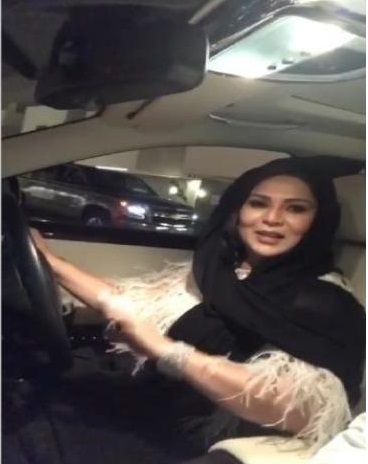 نوال الكويتية اول فنانة عربية تقود سيارتها في الرياض اليوم / فيديو