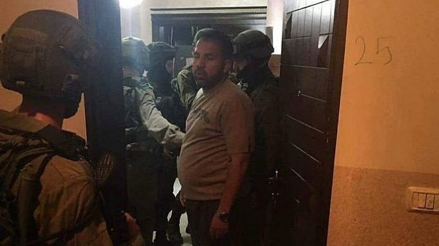 الجيش الإسرائيلي يداهم مكاتب قناة “القدس” التابعة لحماس بالضفة الغربية ويعتقل العاملين فيها