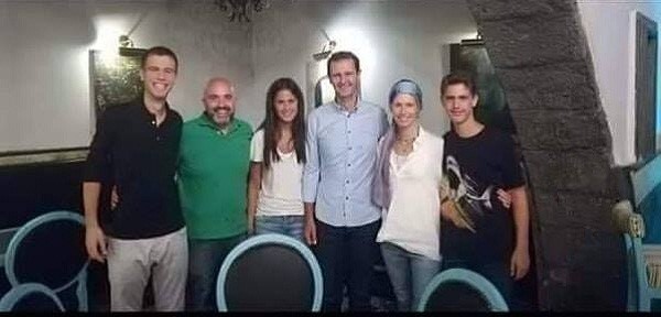 الرئيس الأسد يتناول العشاء مع عائلته باحد مطاعم دمشق دون حراسة
