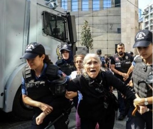 شرطة إسطنبول تقمع بالقوة تظاهرة نسائية تطالب بكشف مصير مفقودين