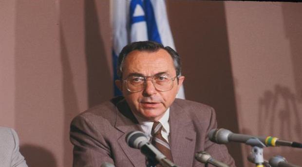 وزير الحرب الاسرائيلي ارنز يعترف ان جيشه خطط لضرب مواقع الصواريخ غرب العراق عام 1990