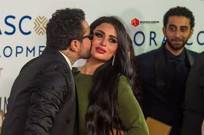 أحمد الفيشاوي يتعمد تقبيل زوجته على هامش مهرجان الجونة السينمائي
