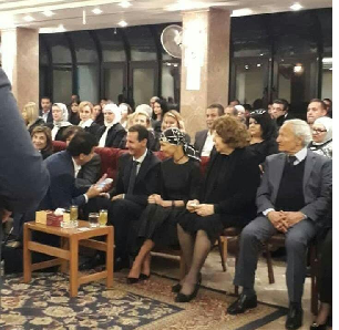 سقوط الشائعات.. صورة للرئيس الاسد مع نائبه فاروق الشرع في مناسبة اجتماعية