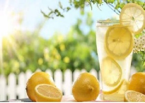 فوائد هامة لشرب الماء الدافئ والليمون صباحاً والمعدة فارغة