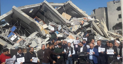 الصحفيون في غزة يجتمعون للتضامن مع فضائية الأقصى على أنقاض مقرها المدمر