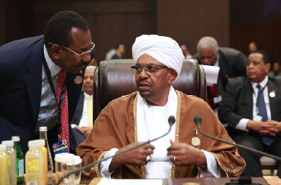 الجيش السوداني يقرر صباح اليوم اقالة الرئيس البشير وتحديد اقامته بعد محاولته الهرب، واعتقال عدد من كبار مساعديه