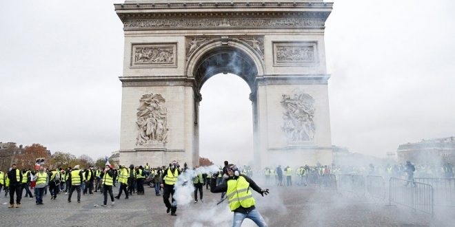 بدعوى ان احتجاجاتهم ليست سلمية.. الحكومة الفرنسية تدرس فرض حالة الطوارىء لمواجهة اصحاب السترات الصفراء
